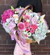 Композиция солнечный день в Маслянино Цветочная композиция из Розы, Хризантемы, Пионы и Лизиантусы в корзине в Маслянино