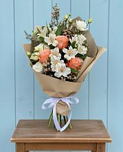 Букет цветов из:  Альстромерии, Лизиантусы, Розы и Хризантемы в Маслянино