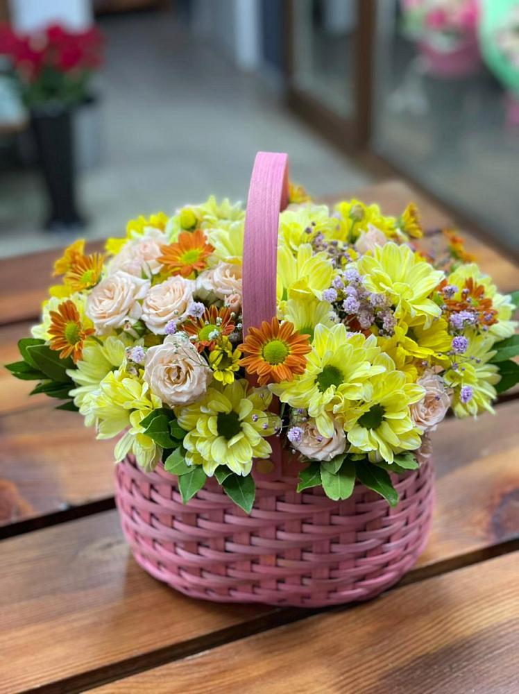 Цветочная композиция из Хризантемы и Розы в корзине в Маслянино