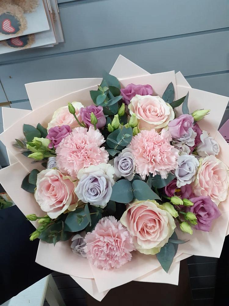 Букет цветов из: Розы, Гвоздики и Лизиантусы в Маслянино